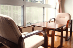 和室１２畳のお部屋の広縁、奥に小さな冷蔵庫がありますのでご利用くださいませ。