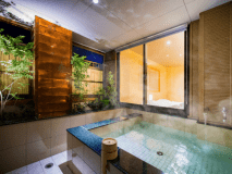 【客室温泉露天風呂(67平米Ａ)】道後温泉のお湯を贅沢にかけ流し。お好きな時間に心行くまで湯浴みをご堪能ください。