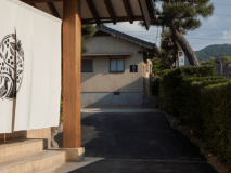 【客室】離れ和室の外観です。玄関から靴を履いて歩いて移動になります。