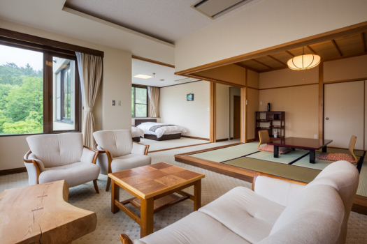 九重連山を一望　和洋室　