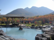 紅葉の彩られた九重連山を眺めながら「山恵の湯」