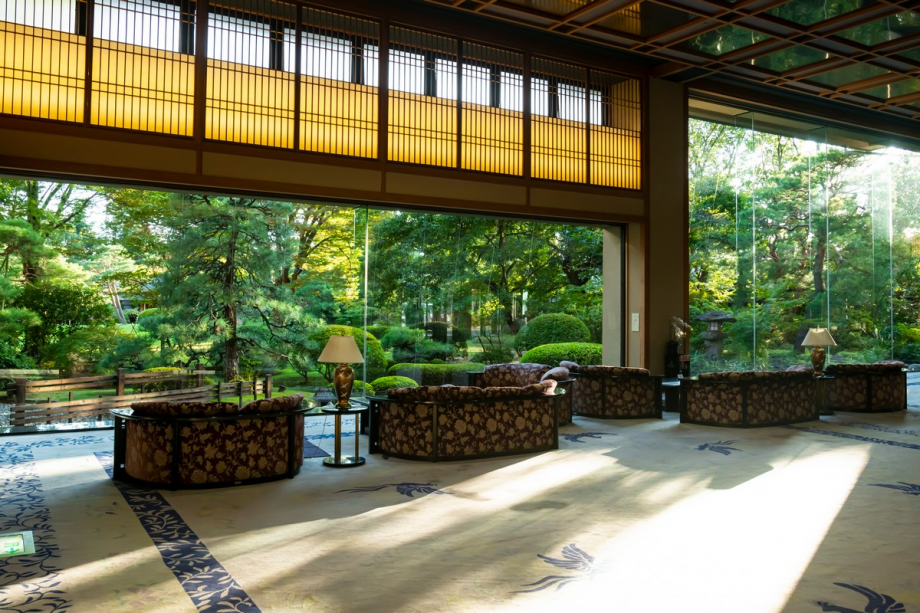日本庭園を望むメインロビー。品格ある凛とした雰囲気が漂います。 日本庭園を望むメインロビー。品格ある凛とした雰囲気が漂います。