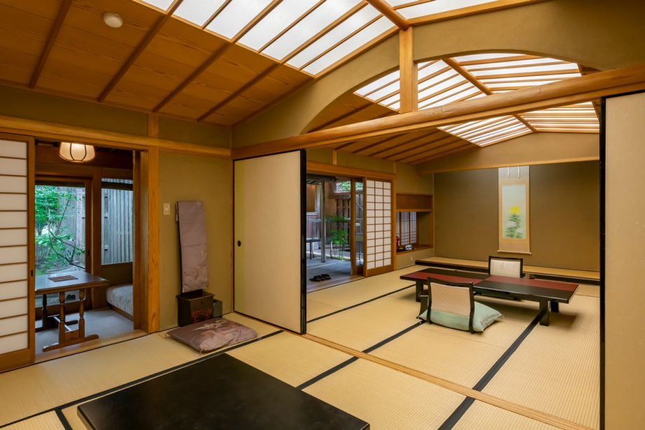 【離れ・若竹】控えめな美しさの中にも、表し風の天井や櫛形欄間などさりげなく趣向を凝らしたお部屋です。 【離れ・若竹】控えめな美しさの中にも、表し風の天井や櫛形欄間などさりげなく趣向を凝らしたお部屋です。