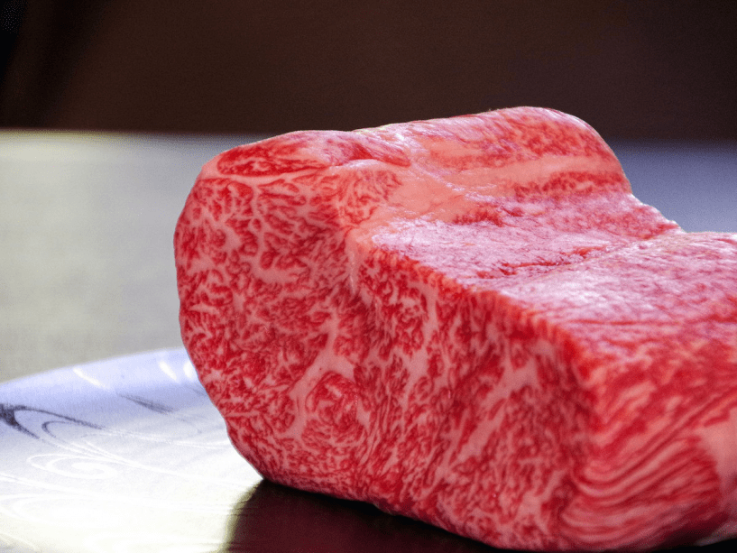 最上級の甲州牛のみを使用して、独特の焼き方で焼き上げるステーキは、磨き上げた甲州牛の美味しさを最高に表現したものと自負いたしております。調理法や味付けは、全て本家と同様のテイストとなっております。