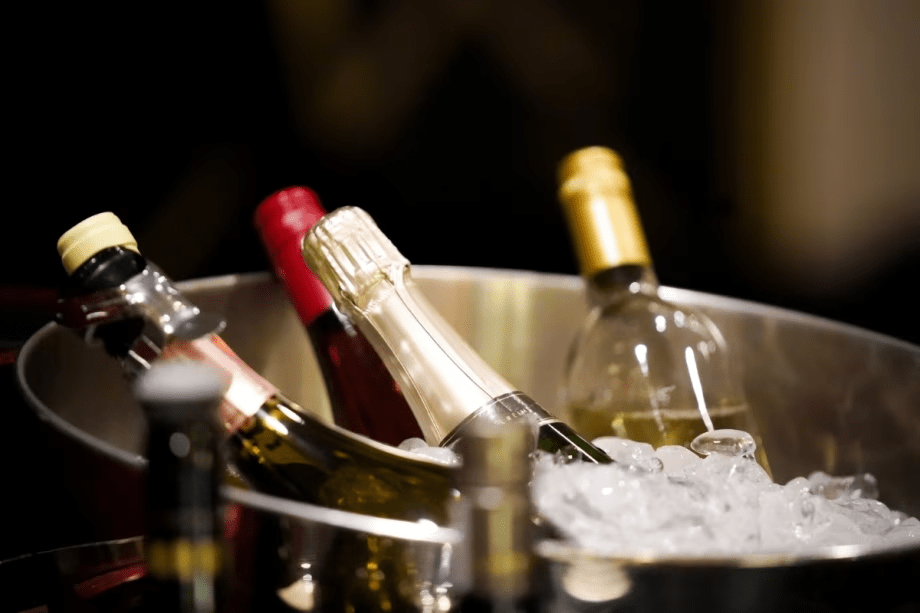 山梨のワイン・地酒がズラリと並ぶ90分飲み放題付！常磐ホテルをカジュアルに楽しむ忘新年会プランです！