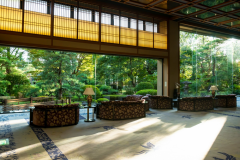 日本庭園を望むメインロビー。品格ある凛とした雰囲気が漂います。