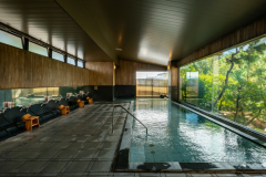 開放的な窓と広くゆったりとした湯船、壁と天井は木材を使用し重厚で味のある大浴場 開放的な窓と広くゆったりとした湯船、壁と天井は木材を使用し重厚で味のある大浴場