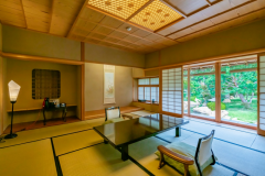 【離れ・八雲】中庭を池越しに眺め、ゆったりとお寛ぎいただく本間