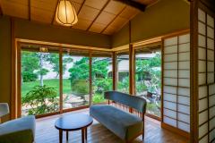 【離れ・八雲】板の間でリラックスした時間を過ごすのも格別