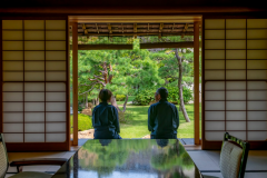 【離れ・八雲】板の間でリラックスした時間を過ごすのも格別