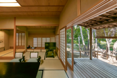 【離れ・若松】趣あふれる上質な空間の離れ。残月床を備えた伝統的な書院造りの間。