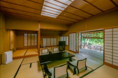 【離れ・若松】趣あふれる上質な空間の離れ。残月床を備えた伝統的な書院造りの間。