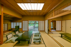 【離れ・若松】趣あふれる上質な空間の離れ。残月床を備えた伝統的な書院造りの間。