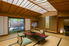 【離れ・若竹】控えめな美しさの中にも、表し風の天井や櫛形欄間などさりげなく趣向を凝らしたお部屋です。