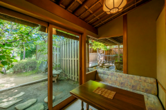 【離れ・若竹】控えめな美しさの中にも、表し風の天井や櫛形欄間などさりげなく趣向を凝らしたお部屋です。