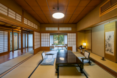 【離れ・御坂】趣あふれる上質な空間の離れ。ひと間分の広縁を贅沢に備えたお部屋です。