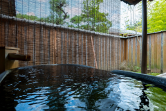 【離れ・白根】誰にも気兼ねすることなく、気ままにいつでもお湯をお楽しみいただけます。