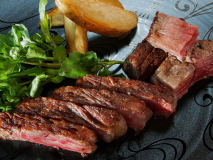 最上級の甲州牛のみを使用して、独特の焼き方で焼き上げるステーキは、磨き上げた甲州牛の美味しさを最高に表現したものと自負いたしております。調理法や味付けは、全て本家と同様のテイストとなっております。