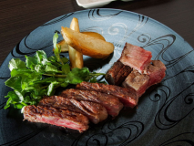 最上級の甲州牛のみを使用して、独特の焼き方で焼き上げるステーキは、磨き上げた甲州牛の美味しさを最高に表現したものと自負いたしております。調理法や味付けは、全て本家と同様のテイストとなっております。