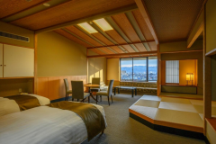 【西館最上階フロア】和室テイストを織り込んだ、和モダンのツインベッド和洋室です。
少し贅沢に過ごしたい記念日や、大切な方のご招待旅行などにぜひ！