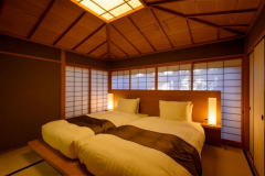 【離れ・欅】15畳の和室とベッドを配した次の間があり、広くゆったりとした間取りが人気です。