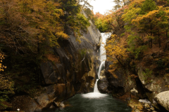 「日本一の渓谷美」といわれる昇仙峡。秋には燃えるような紅に染まった美しい渓谷を見ることができます。