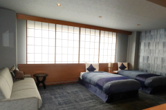 【東館＜角部屋＞リニューアル和洋室】大きな窓から光が差し込む明るいお部屋です