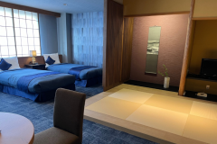 【東館＜角部屋＞リニューアル和洋室】ゆったり畳スペースでゆっくりとお寛ぎください