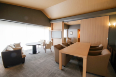 【西館最上階セミスイート】天候によっては大きな窓から富士山を眺めるコーナールームです