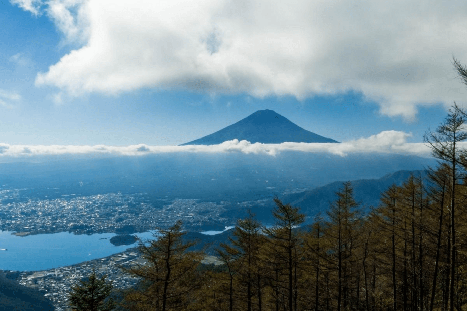 【FUJIYAMAツインテラス】富士山が一望できる人気の絶景スポット”新道峠”に新設された展望デッキです 【FUJIYAMAツインテラス】富士山が一望できる人気の絶景スポット”新道峠”に新設された展望デッキです