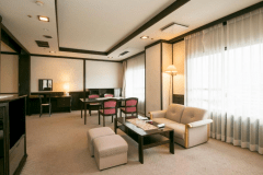 【最上階デラックスツイン】応接スペースは広く、ソファーもあってゆったり、大人気♪