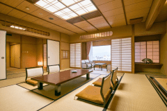 【最上階二間続き和室】当館で一番広いお部屋です。お祝いや記念日のご旅行にもおすすめです。