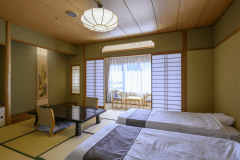 【和室10畳ロータイプベッド】10畳の和室にロータイプベッド2台をご用意しました。