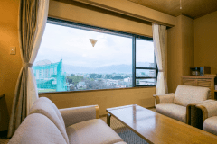 【グレードアップ和室12畳】人気の最上階客室。大きいな窓からの眺めは開放感いっぱい。