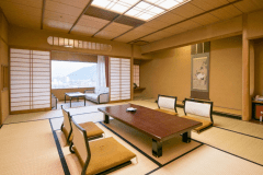 【最上階二間続き和室】当館で一番広いお部屋です。すこし贅沢な休日をお過ごしください。