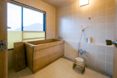 【二間続き特別和室】唯一檜造りの浴槽で温泉をお楽しみいただけます