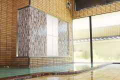 【宝石風呂】両手両足を存分に伸ばし、美肌効果もある大浴場でゆったりおくつろぎください。