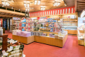 【売店】山梨名産品であるワインはもちろん、信玄餅や桔梗餅などの定番お土産から宝飾品など、100種類以上の品数を誇る売店です。旅の思い出に、ご家族やお友達のお土産に、いかがですか？