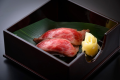 【甲州牛炙り寿司】柔らかな肉質と旨味をお寿司でご賞味ください。