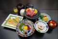 お子様料理一例～ミニ会席(大人に準ずる食事)
先付・吸物 ・造り ・季節の小鍋又は石板焼・蒸物 ・揚物・香の物・デザート
※季節によって内容は変わります