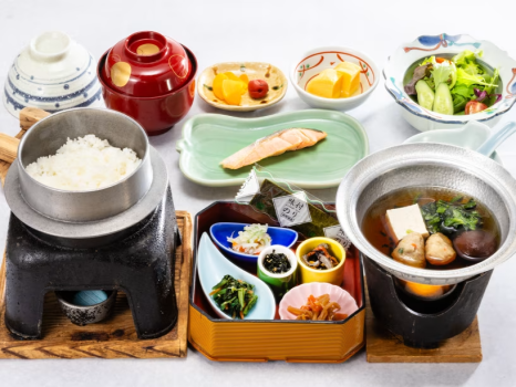 朝食和定食一例。時期、仕入の都合により内容が変更となる場合がございます。