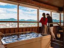 大好きな彼と過ごす幸せなひと時。心地よい風を感じながら“何もしない贅沢”をお楽しみください(夕霧客室イメージ) 大好きな彼と過ごす幸せなひと時。心地よい風を感じながら“何もしない贅沢”をお楽しみください(夕霧客室イメージ)