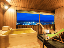 最上階で湯あみが楽しめる露天風呂。ゆったり流れる時間に身を委ねて、“至福の時”をお過ごしください 最上階で湯あみが楽しめる露天風呂。ゆったり流れる時間に身を委ねて、“至福の時”をお過ごしください