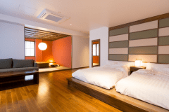 囲炉裏テーブルのある越後古材の色合いを活かした和モダン空間。落ち着きを感じる客室となっております。