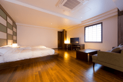 お部屋の雰囲気にあった家具などが贅沢に配置されております。ごゆっくりと思い思いの時間をお過ごしください。