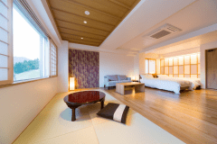白木を基調としたシンプルでモダンな客室となっております。