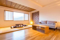 お部屋の雰囲気にあった家具などが贅沢に配置されております。ごゆっくりと思い思いの時間をお過ごしください。