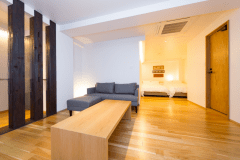 印象的な光の演出で心静かにゆっくりと過ごせる客室となっております。