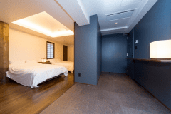 土間のある空間に囲炉裏テーブル。懐かしい和の要素を洗練させたスタイルで楽しめる客室となっております。