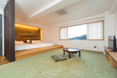 白木を基調とした明るい和モダン空間。開放感のある気持ちの良い客室となっております。